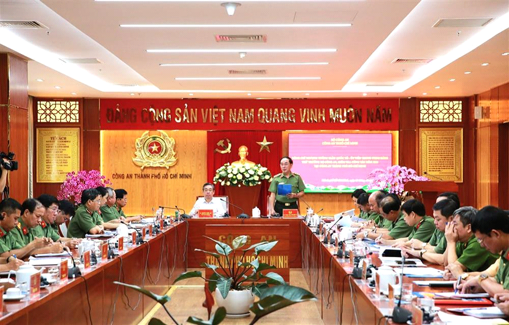 Deputy Minister Tran Quoc To chairs the meeting.