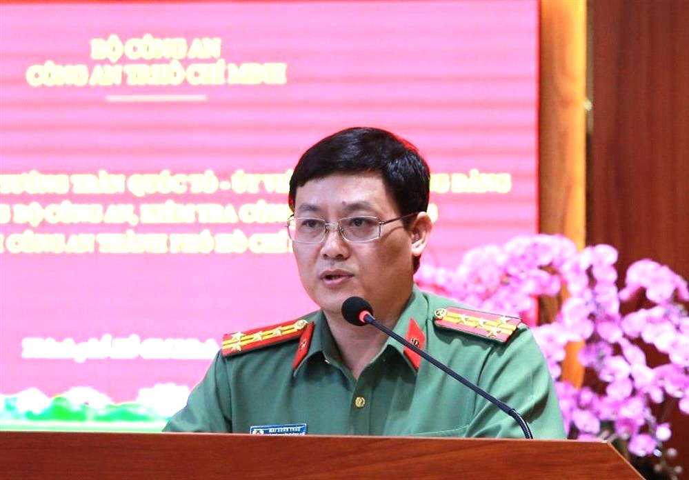 Deputy Chief of Office of the Ministry of Public Security Senior Colonel Mai Xuan Thao presents report on inspection results.